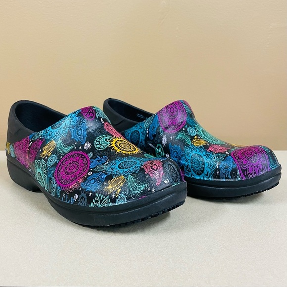 CROCS Shoes - Crocs Neria Pro II Graphic Clogs Womens 8 Black Paisley Work Shoes Arch Support